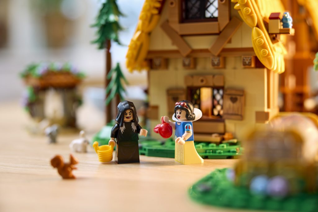 LEGO Disney 43242 Snow White and the Seven Dwarfs Cottage 21 1024x683