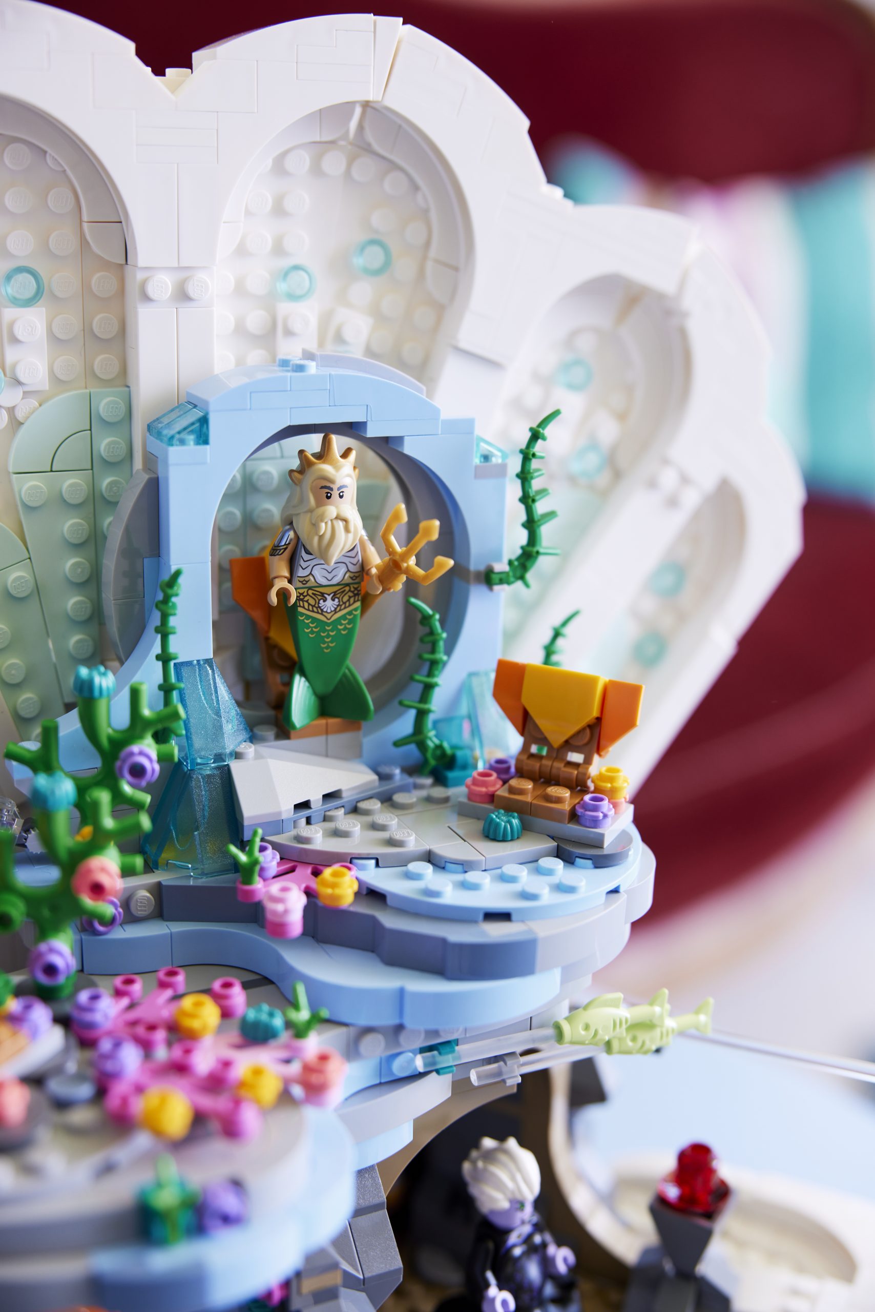 LEGO Disney 43225 Little Mermaid Royal Clamshell Minifigure Closer 02 scaled