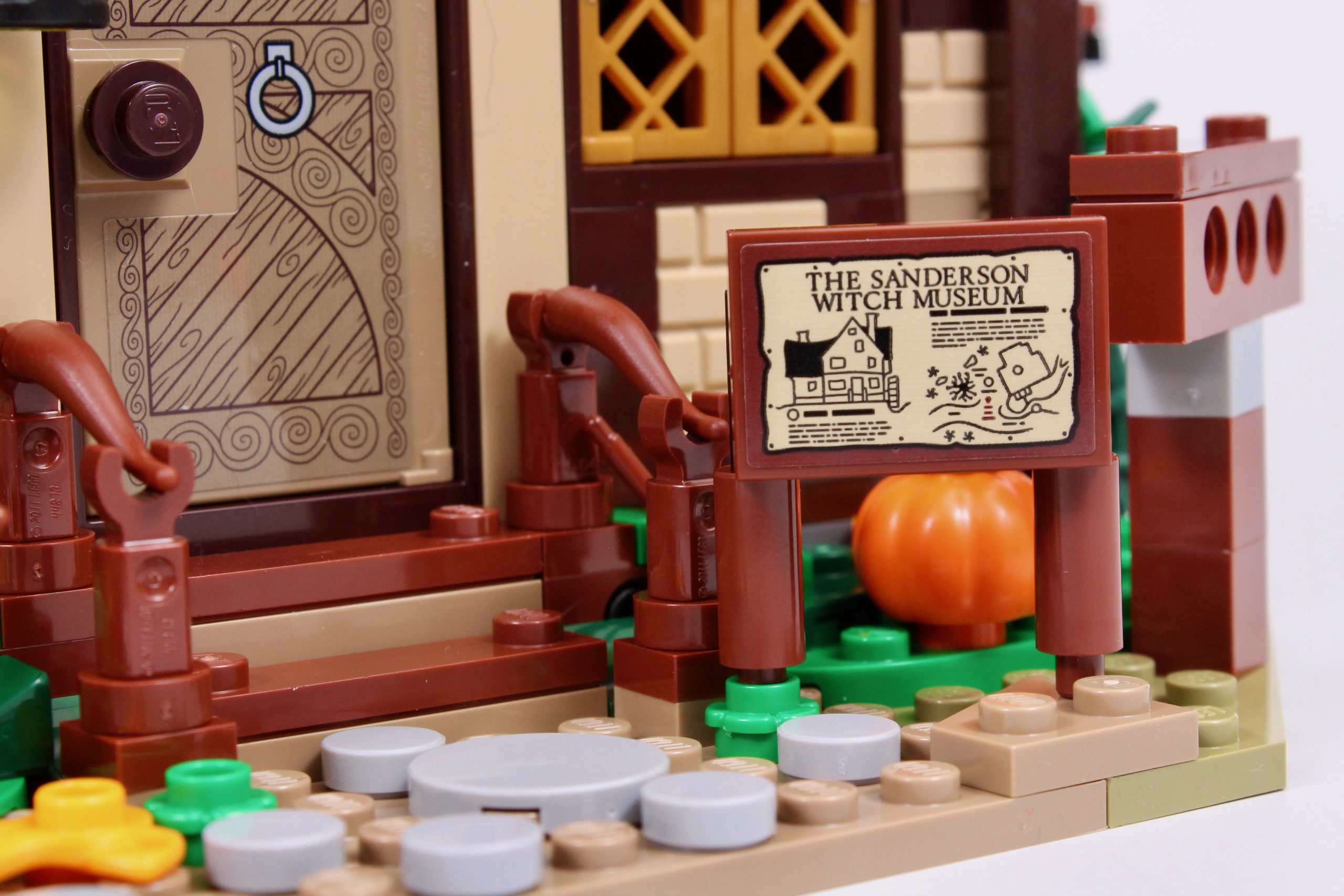 LEGO Ideas 21341 Disney Hocus Pocus The Sanderson Sisters Cottage review 15 scaled