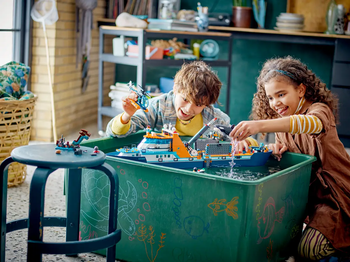 LEGO City 60368 Artic Explorer Ship 6