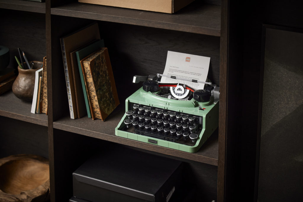 LEGO Ideas 21327 Typewriter lifestyle 12